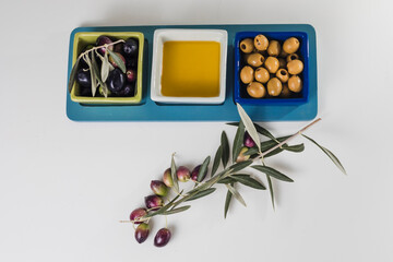 Bodegón de aceitunas y aceite de oliva virgen extra andaluz