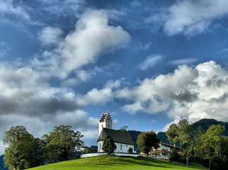 Wallfahrtskirche Sankt Margarethen bei Brannenburg im Inntal im Sommer bei weiß-blauem Himmel,...