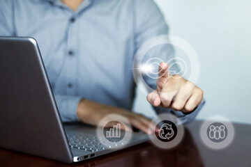 Imagen Horizontal de hombre con holograma de economia circular 