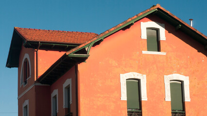 Fototapeta na wymiar Casa de pueblo naranja 