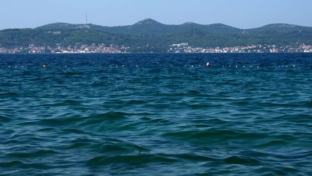 Widok z Zadaru na miasteczko Preko na wyspie Ugljan, Chorwacja