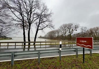 Hochwasser der Lippe mit Überflutung zahlreicher Felder und Wiesen im Kreis Paderborn zwischen...