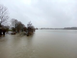 Hochwasser der Lippe mit Überflutung zahlreicher Felder und Wiesen im Kreis Paderborn zwischen...