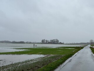 Hochwasser der Lippe mit Überflutung zahlreicher Felder und Wiesen im Kreis Paderborn zwischen...