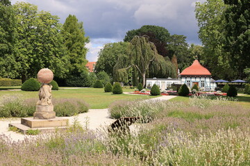 Blick in den Schlosspark im Zentrum von Stadthagen in Niedersachsen	