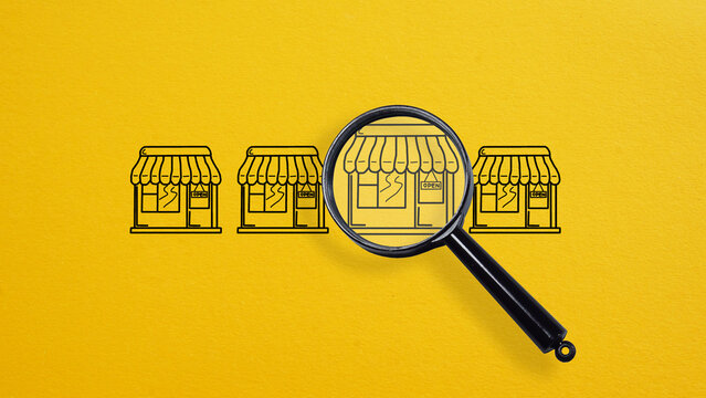 Franchise business, magnifying glass chooses franchise marketing icons Store