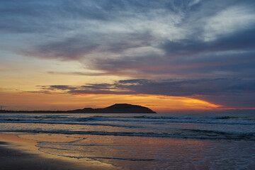 Obraz premium Colorful sunrise on the coast of the South China Sea.