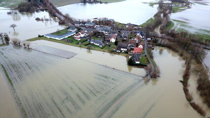 Luftbild: Hochwasser der Lippe mit Überflutung zahlreicher Felder und Wiesen im Kreis Paderborn...