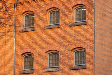 Fototapeta na wymiar Gefängnis Berlin Moabit mit Stacheldraht und Gitterfenstern
