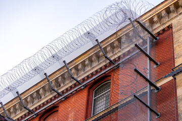 Gefängnis Berlin Moabit mit Stacheldraht und Gitterfenstern
