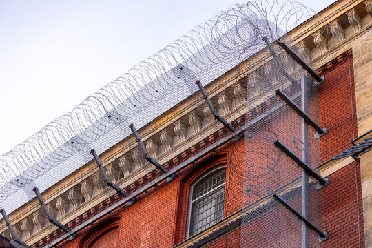 Gef&auml;ngnis Berlin Moabit mit Stacheldraht und Gitterfenstern
