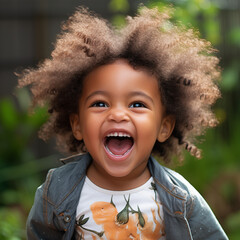 Rire Joyeux d'une Petite Fille Metisse Africaine avec Veste en Jean et T-Shirt Imprimé