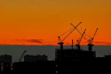 夜明け前の東京湾岸地区の工事現場