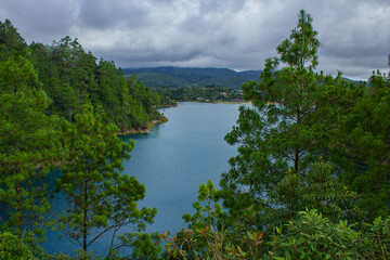Fototapeta na wymiar Lakeside Majesty: Horizontal View of Montebello Lagoon in Chiapas National Park