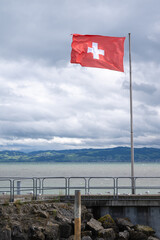 Nationalflagge der Schweiz am Bodensee