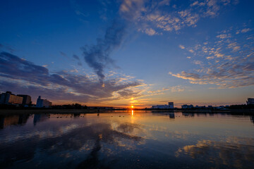 朝日が昇りあたりはオレンジ色に染まる。兵庫県西宮市の香櫨園浜で撮影。
