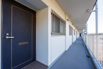 日本のアパートの部屋の扉と長い通路 - obrazy, fototapety, plakaty