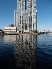 Fototapeta premium 冬の東京品川区の運河と天王洲の風景 12月