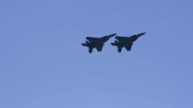2機並んで飛行するF-15戦闘機