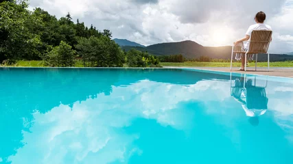 Crédence de cuisine en verre imprimé Turquoise Woman sitting on swimming poolside