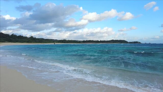 湾曲した砂浜が続く奄美大島の土盛海岸
