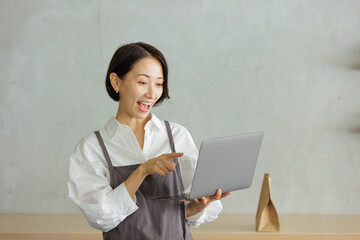 カフェ　女性	