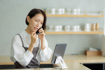 カフェ　女性