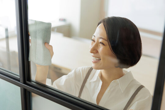 カフェ　女性	
 - Powered by Adobe