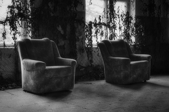 Sessel  - Verlassener Ort - Urbex / Urbexing - Lost Place - Artwork - Creepy - Lostplace - Lostplaces - Abandoned - High quality photo	