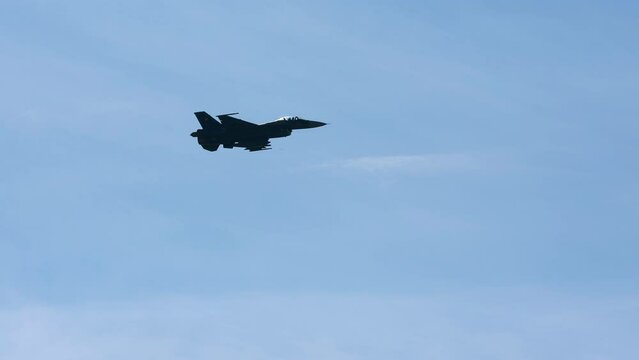 空を旋回するF-2 戦闘機
