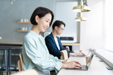 Obraz premium カフェで仕事をする男女