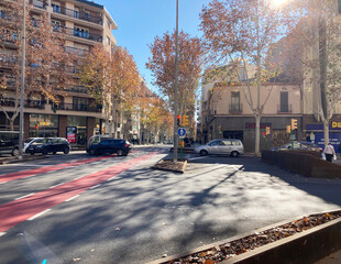Centro de la ciudad de Sabadell, en el cruce de gran vía con La Rambla. Coches cruzando la calle. Día soleado