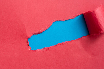 穴の開いた赤色の紙