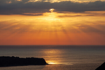 夜明けの黄金に染まる空と伊勢志摩の海2