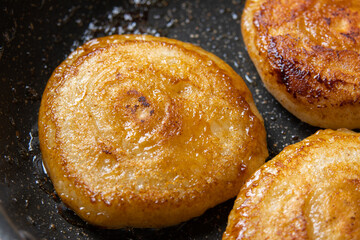 餅(丸餅)をフライパンでバター醤油焼きする、調理シーン。余った餅リメイクイメージ。
