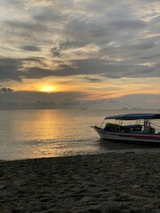 Naklejka premium boat at sunset