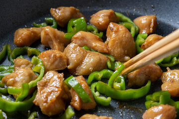 鶏ぼんじりとピーマンの炒め物、調理シーン。
