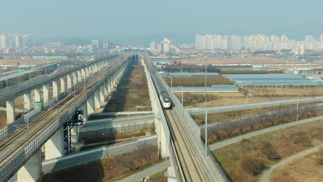 Korea's high-speed railway is passing the bridge, KTX