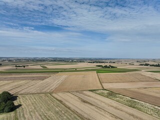 Obszary rolnicze, gdzie jest świeże powietrze świeżą żywność od małych lokalnych gospodarstw, ekologiczna polska wieś. Błękitne niebo - obrazy, fototapety, plakaty