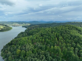 jezioro o przezroczystej wodzie pośród lasu oraz odbijające niebo, ekologiczny ekosystem, czyste powietrze, czysta woda,  świeże powietrze, las oraz woda  - obrazy, fototapety, plakaty