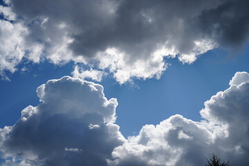 Błękitne niebo i białe chmury w słoneczny dzień - obrazy, fototapety, plakaty