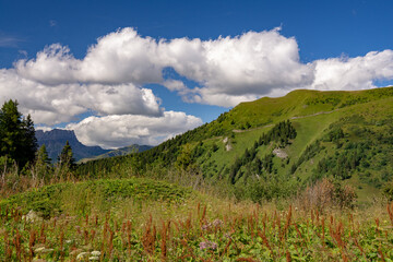 massif sous les nuages