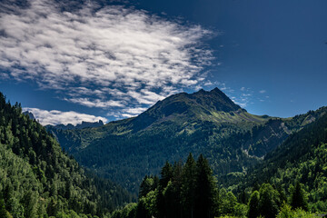 Obraz premium massif sous les nuages