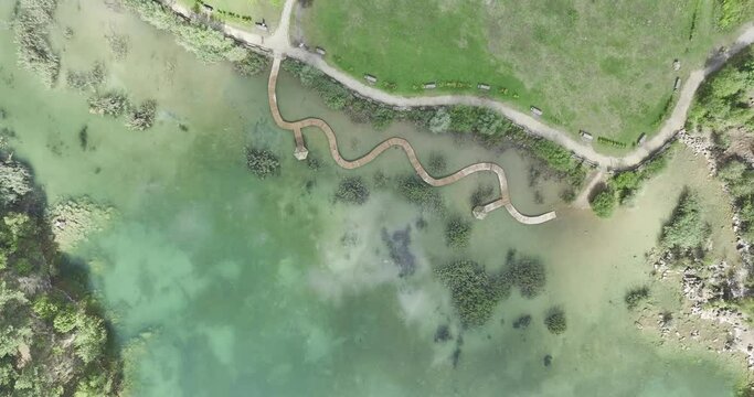 Jezioro z krystalicznnie czystą wodą