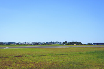 Obraz premium Avião realiza show aéreo no Aeroporto Regional Professor Juvenal Loureiro Cardoso, na cidade de Pato Branco, no Paraná, no Sul do Brasil.