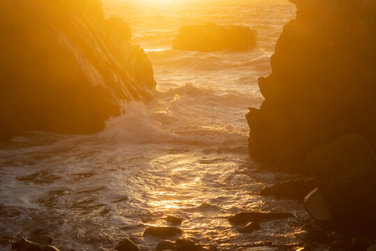 雄龍雌龍の岩・夕焼け・海 - Powered by Adobe