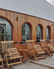 Sonnenliegen auf Luxus Kreuzfahrtschiff - Sun loungers and deck chairs on luxury windjammer sailing...