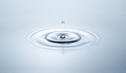 Blue water circles surface with rings and ripples from drops splash - obrazy, fototapety, plakaty