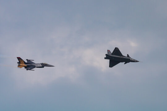 Soloturk and Bayraktar Kizilelma on the sky