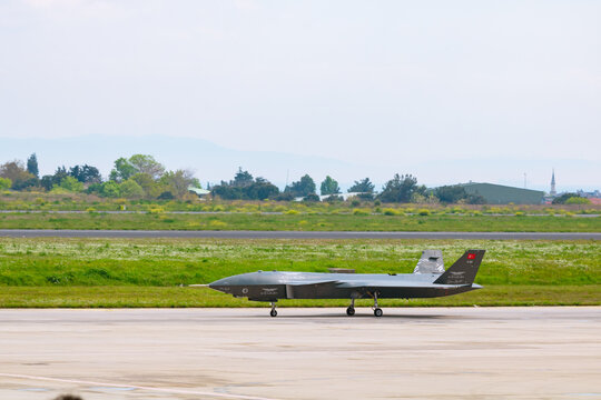 Bayraktar Kizilelma on the runway.